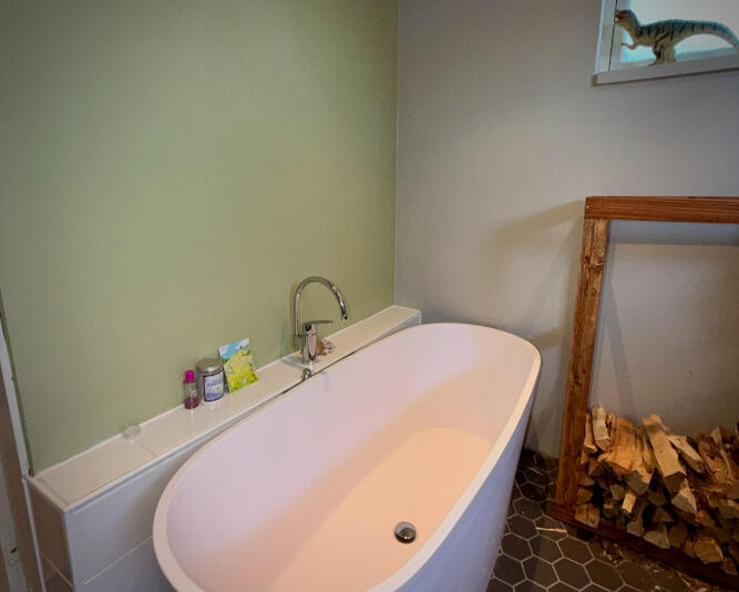 Kylpyhuoneen päivitys: uuden kylpyammeen asennus ja tehosteseinän maalaus kosteutta kestävällä lime-erikoismaalilla.