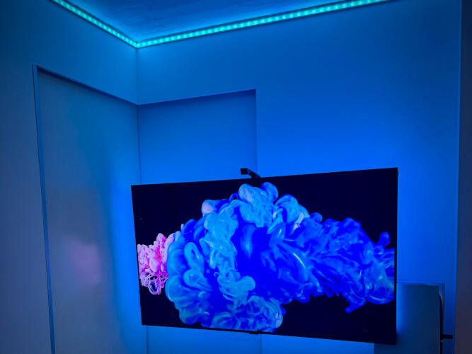 Katossa LED-valot Kodin epäsuora valaistus toteutettuna kattoon asennetuilla LED-nauhoilla ja spoteilla, siisti asennusjälki.