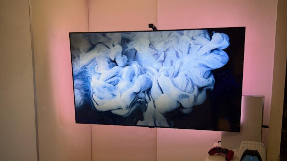 TV-asennus seinälle piilotetuilla kaapeleilla ja tunnelmallisella LED-taustavalaistuksella olohuoneessa.